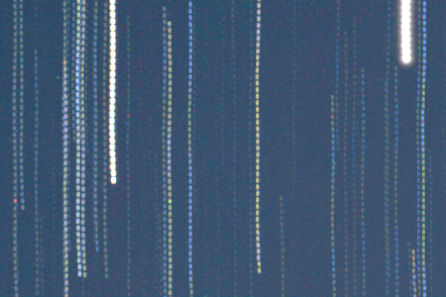 The same star-trail detail at 200% before gap filling: gaps remain between exposures